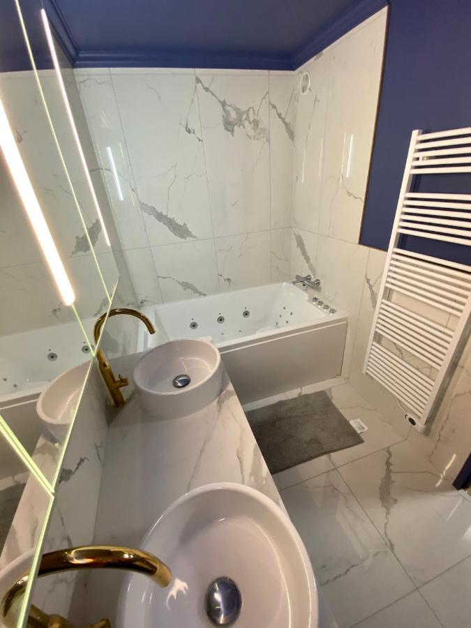 Luxury La Vie En Rose Jacuzzi Terrasse Parking Appartamento